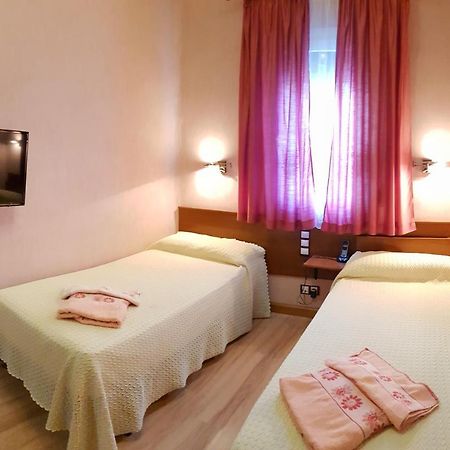 Hostal De La Torre Hostal Economico Valladolid Eksteriør billede