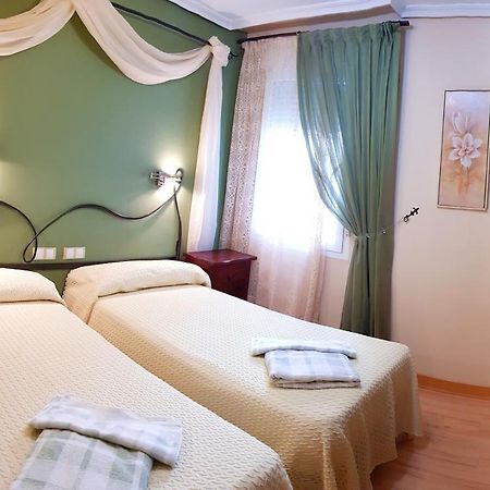 Hostal De La Torre Hostal Economico Valladolid Eksteriør billede