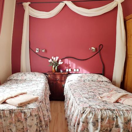 Hostal De La Torre Hostal Economico Valladolid Eksteriør billede