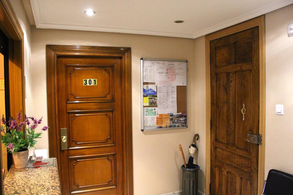 Hostal De La Torre Hostal Economico Valladolid Eksteriør billede