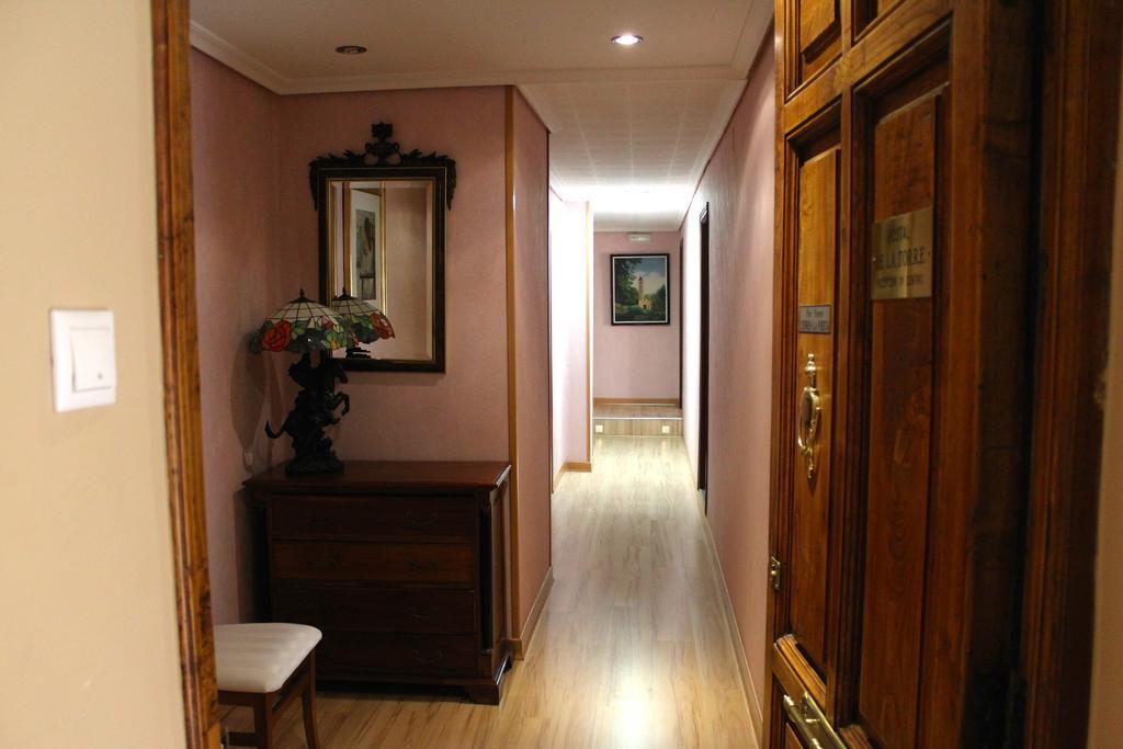 Hostal De La Torre Hostal Economico Valladolid Eksteriør billede