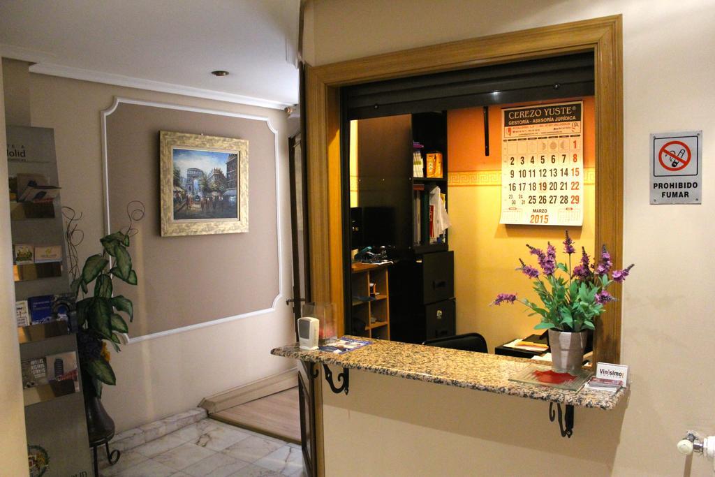 Hostal De La Torre Hostal Economico Valladolid Eksteriør billede