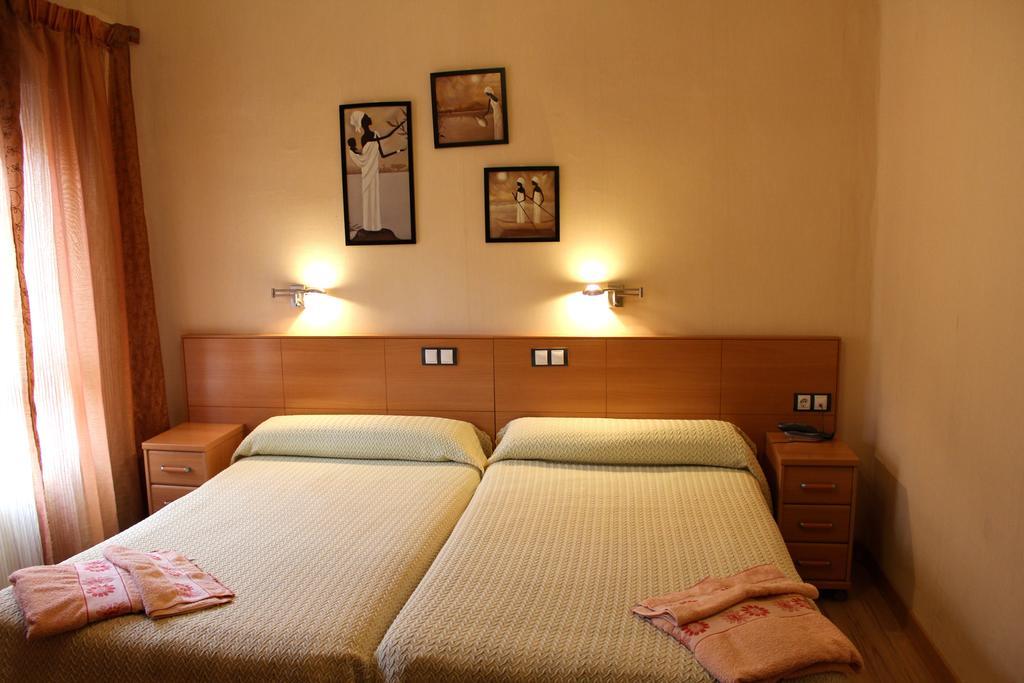 Hostal De La Torre Hostal Economico Valladolid Værelse billede