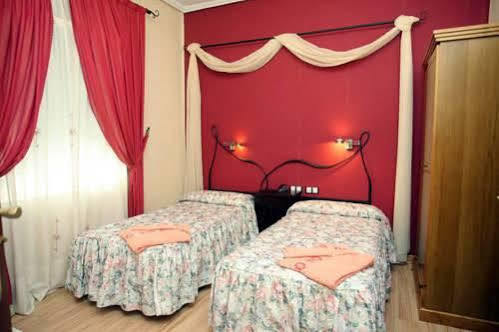 Hostal De La Torre Hostal Economico Valladolid Eksteriør billede