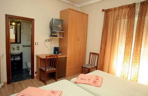 Hostal De La Torre Hostal Economico Valladolid Eksteriør billede