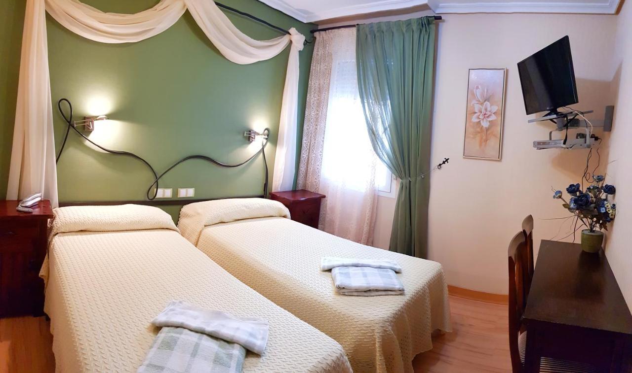 Hostal De La Torre Hostal Economico Valladolid Eksteriør billede