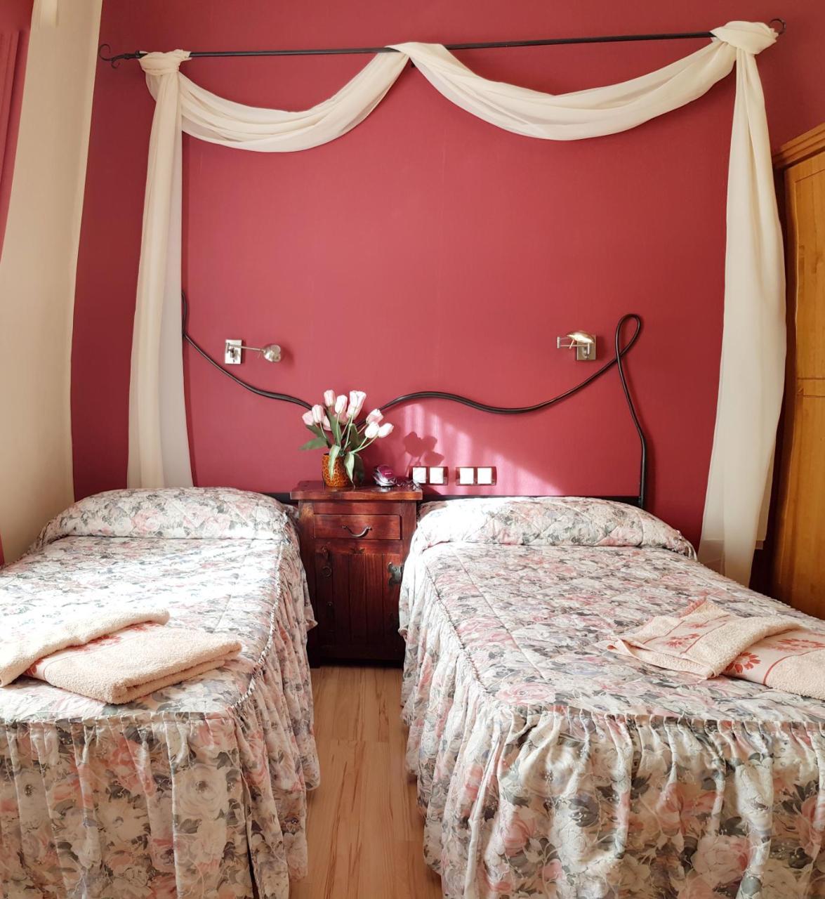 Hostal De La Torre Hostal Economico Valladolid Eksteriør billede