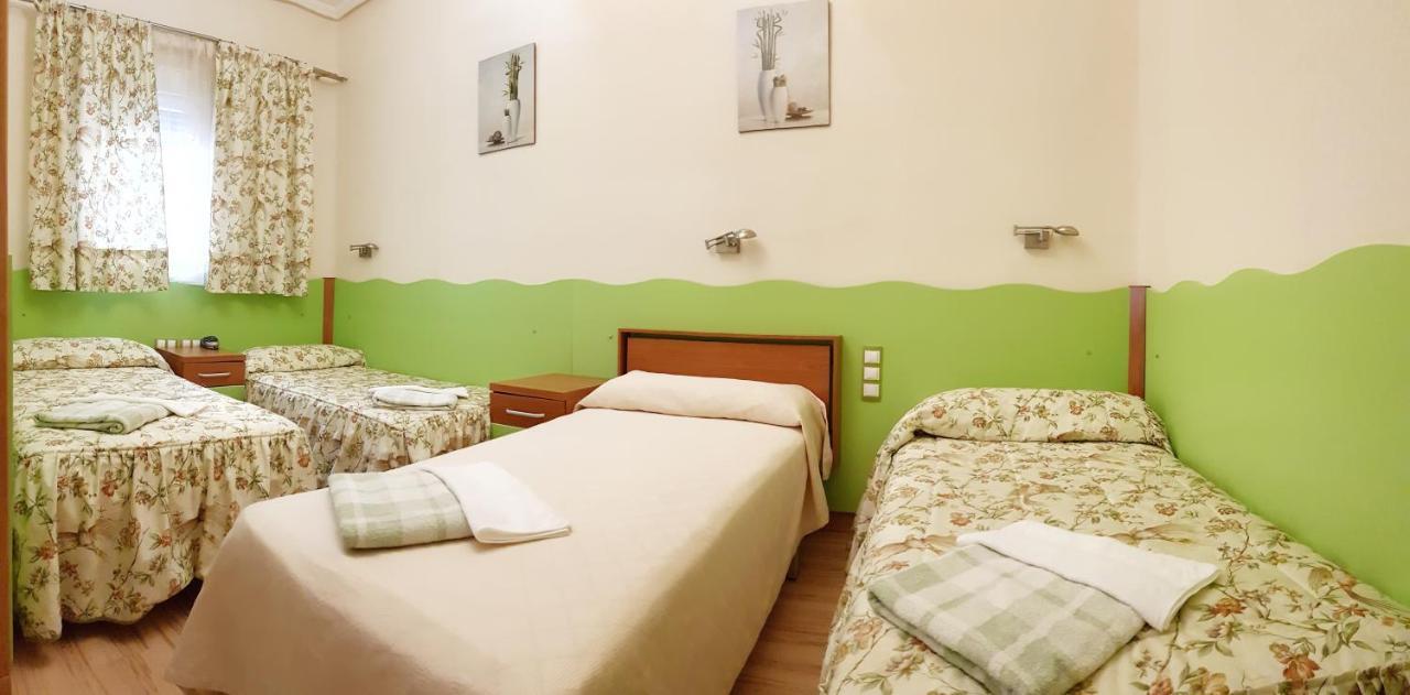Hostal De La Torre Hostal Economico Valladolid Eksteriør billede